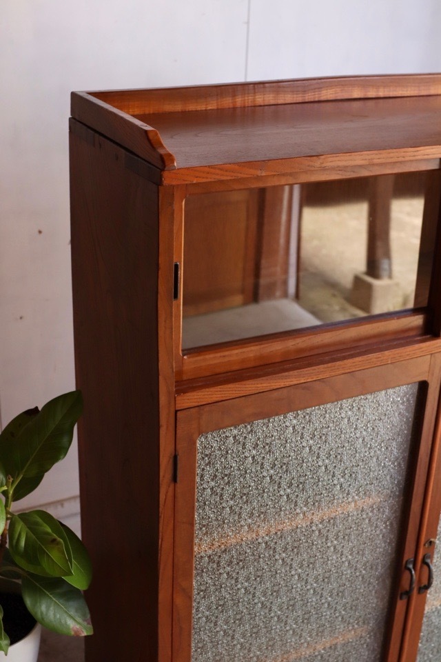 ダイヤガラスの戸棚