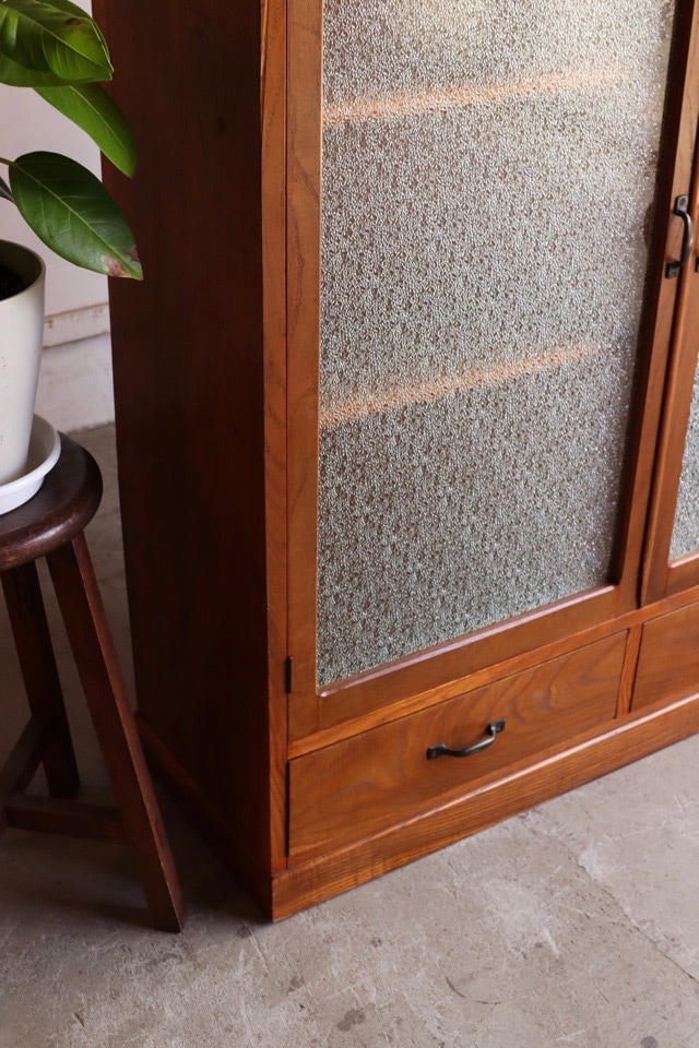 ダイヤガラスの戸棚