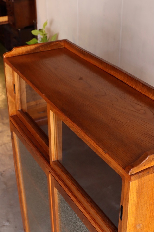 ダイヤガラスの戸棚