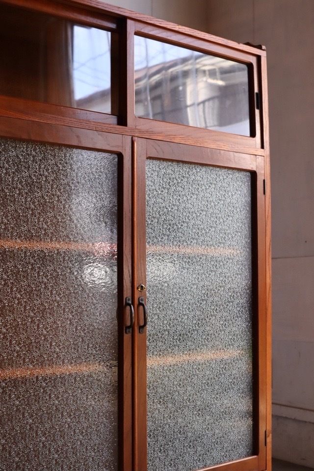 ダイヤガラスの戸棚