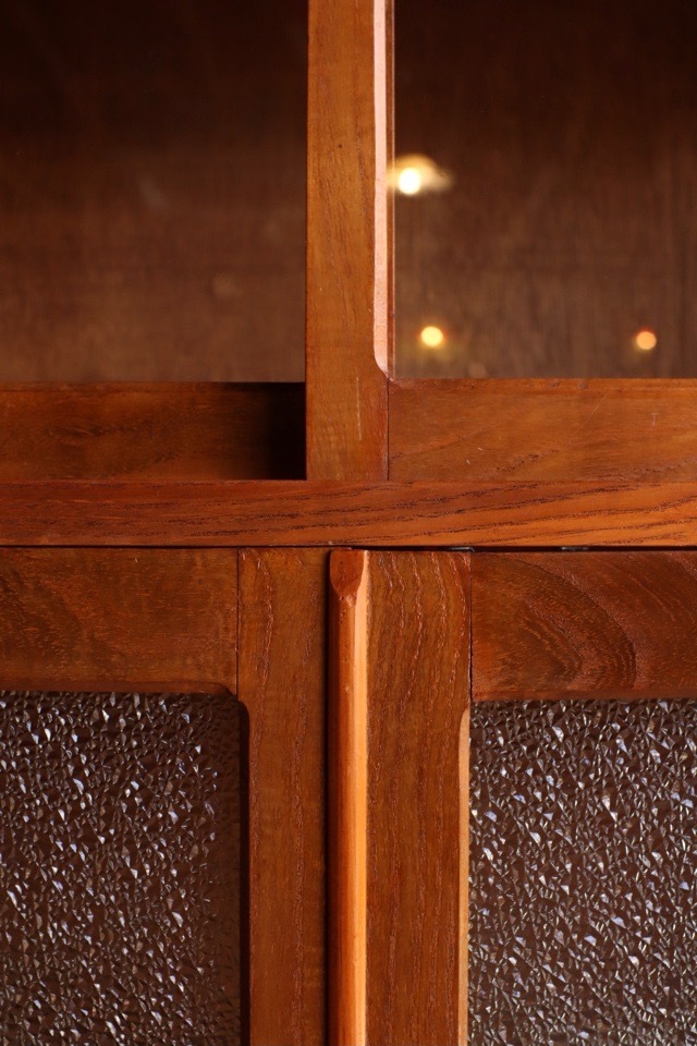 ダイヤガラスの戸棚