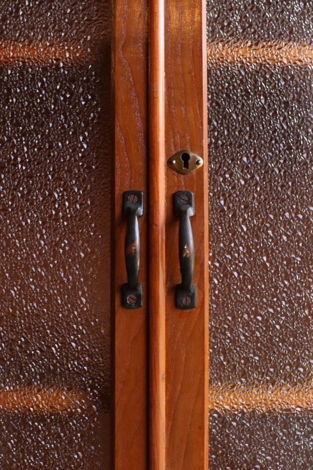 ダイヤガラスの戸棚