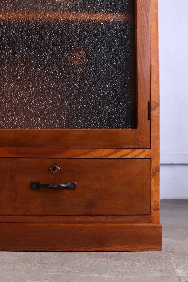 ダイヤガラスの戸棚