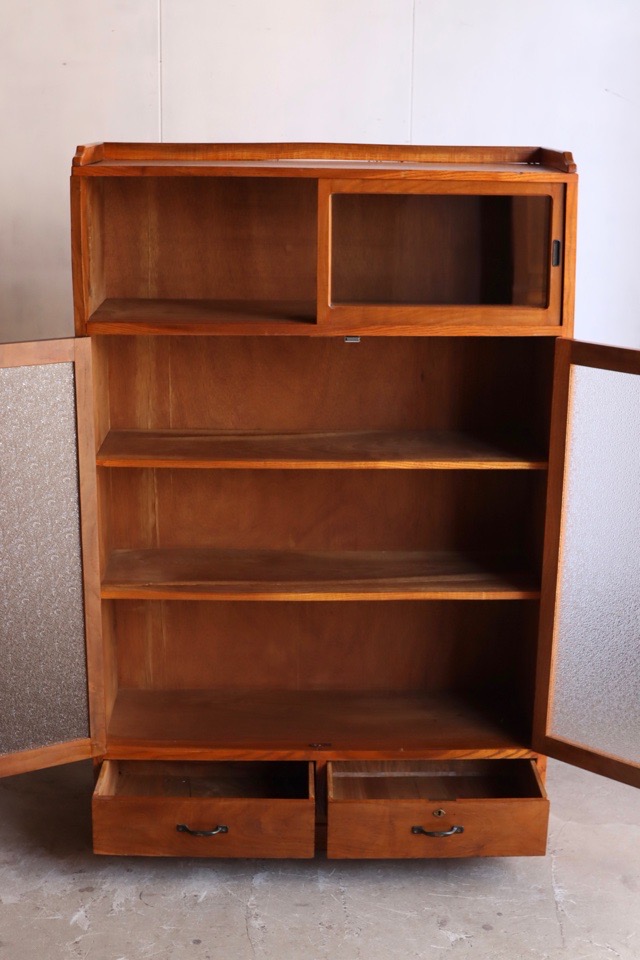 ダイヤガラスの戸棚