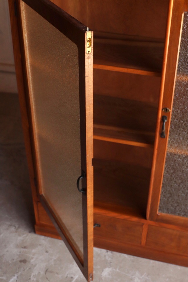 ダイヤガラスの戸棚