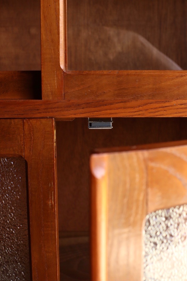 ダイヤガラスの戸棚