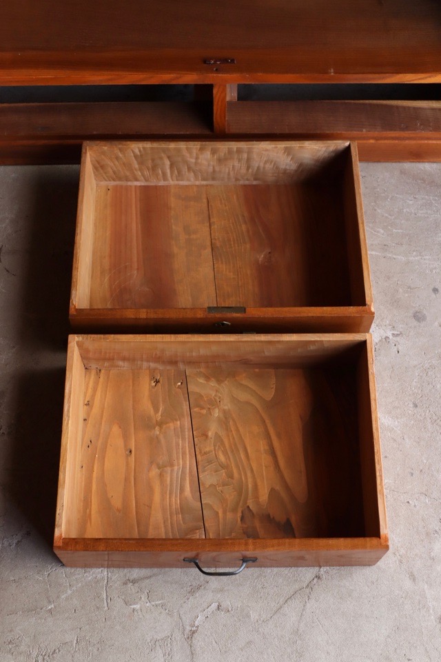 ダイヤガラスの戸棚