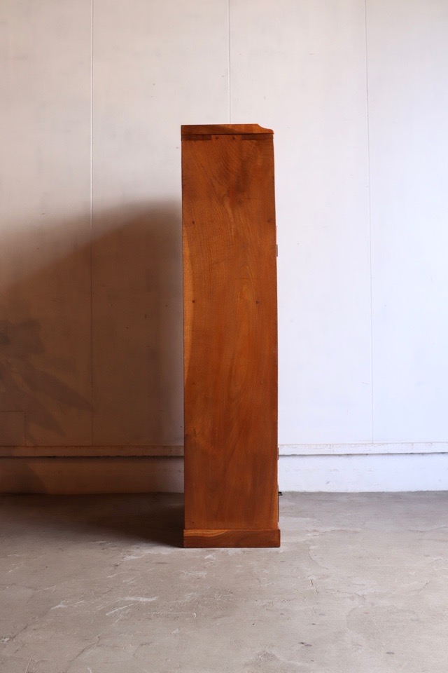 ダイヤガラスの戸棚