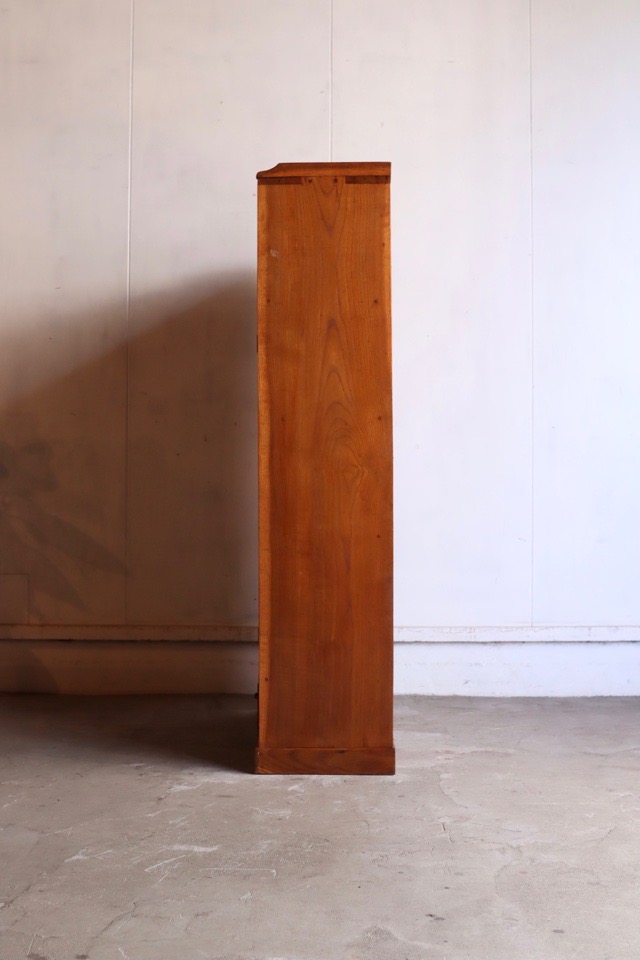 ダイヤガラスの戸棚