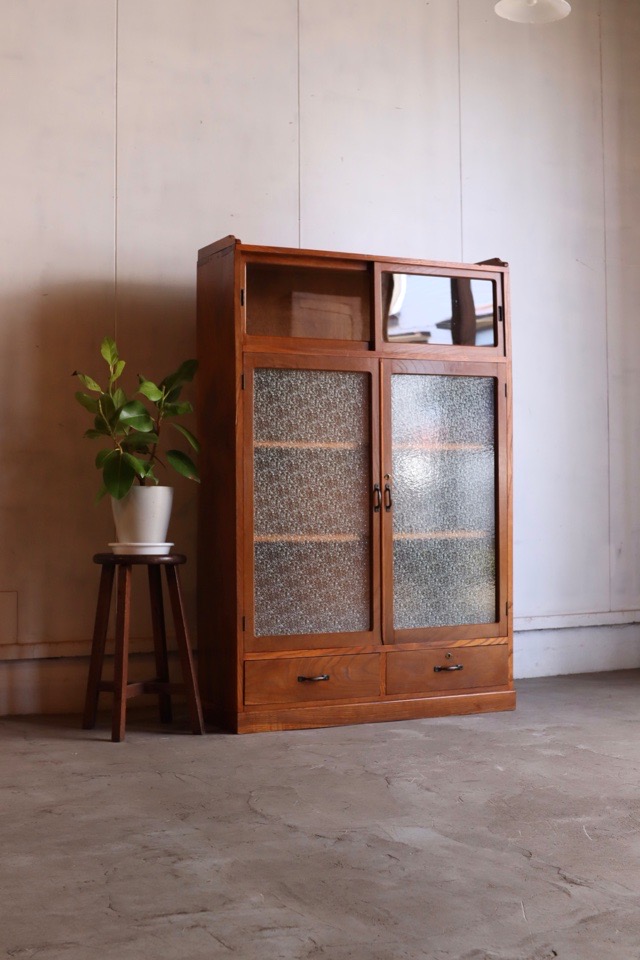 ダイヤガラスの戸棚