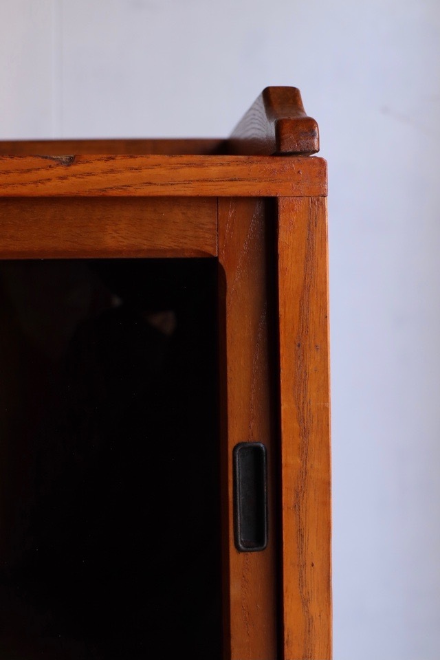 ダイヤガラスの戸棚