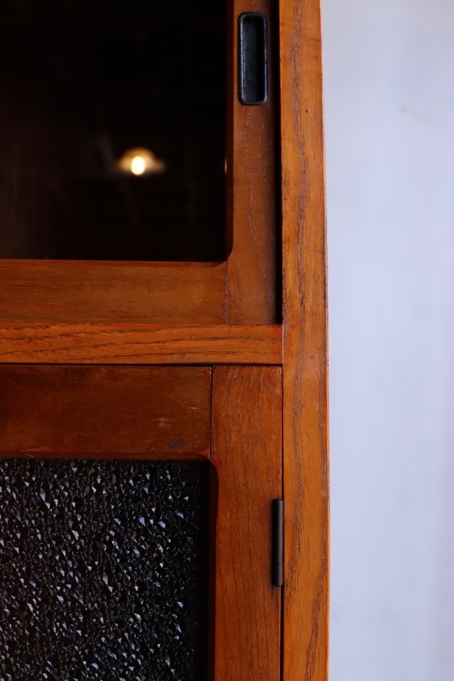 ダイヤガラスの戸棚