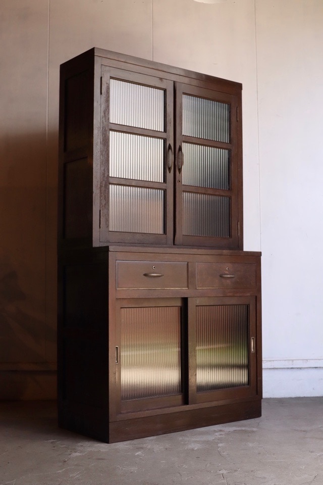 古いモールガラス戸棚　収納棚　小引き出し2杯 古い小ぶりなモールガラス戸棚×戸棚×小引き出し2杯