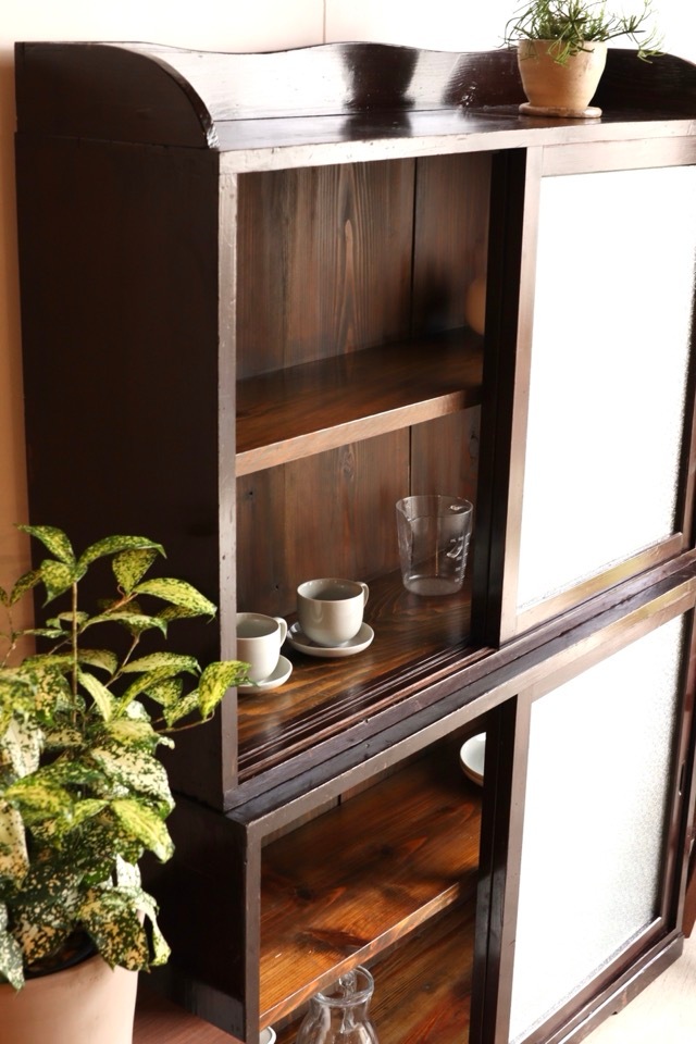 ダイヤガラスの引戸棚