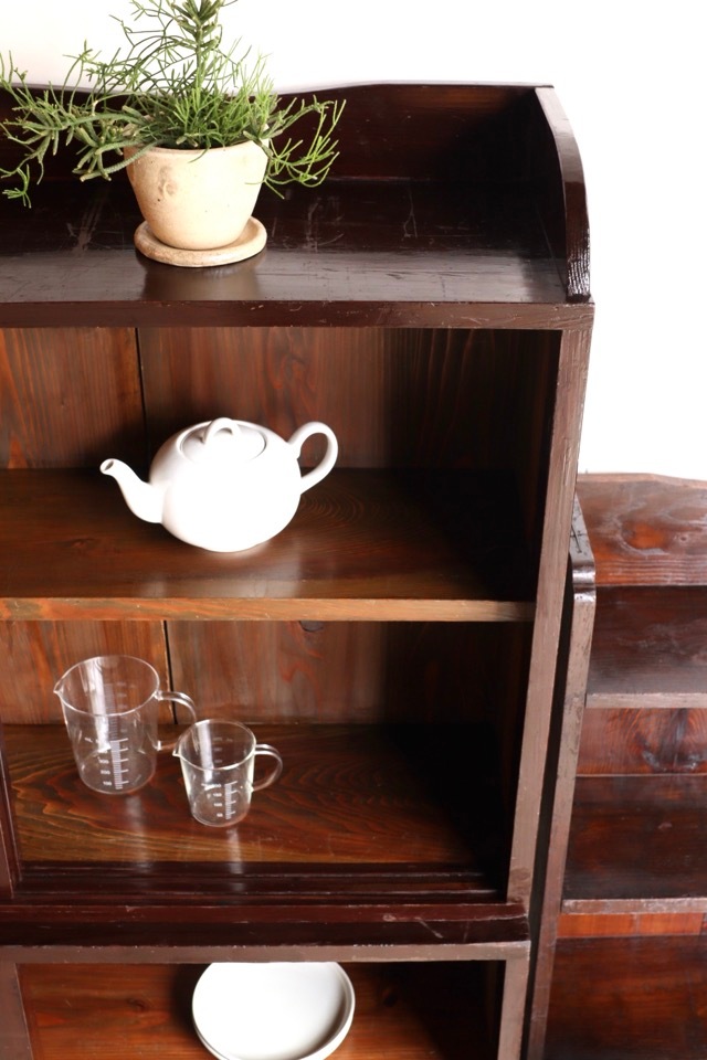 ダイヤガラスの引戸棚