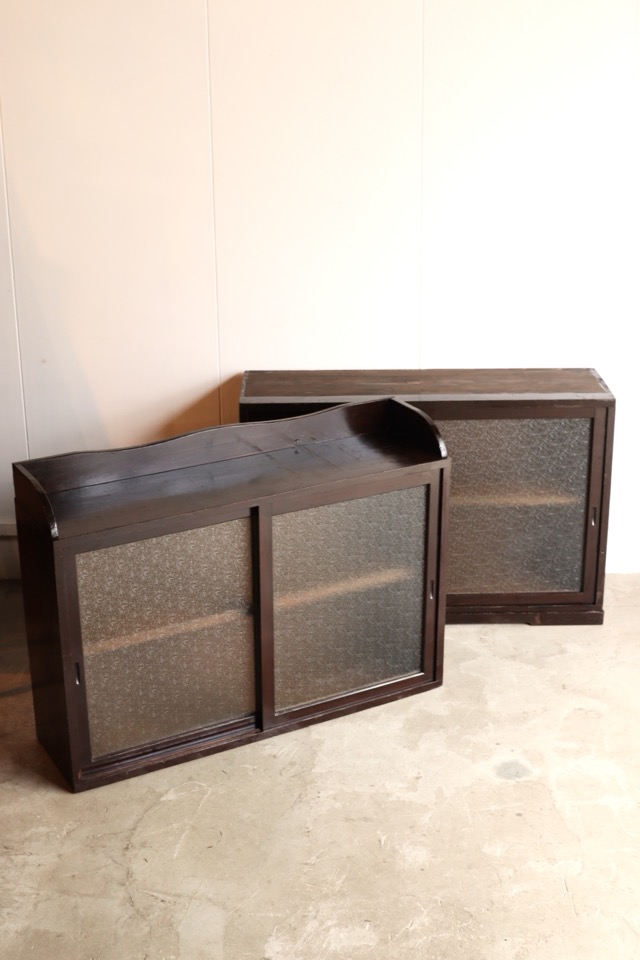 ダイヤガラスの引戸棚