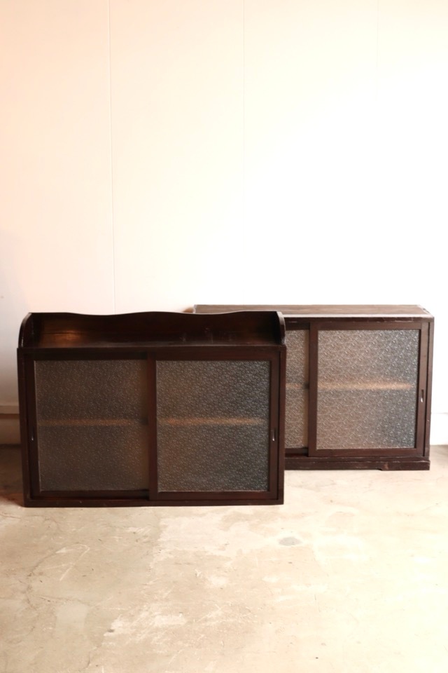 ダイヤガラスの引戸棚