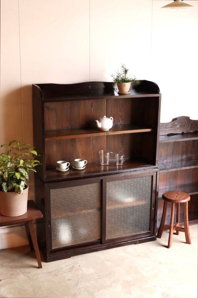 ダイヤガラスの引戸棚