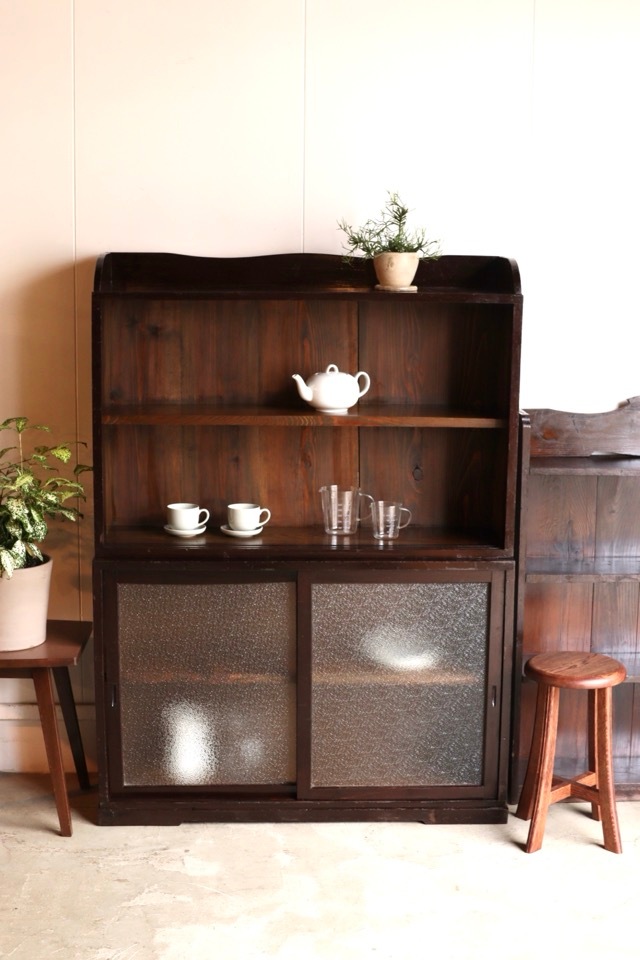 ダイヤガラスの引戸棚