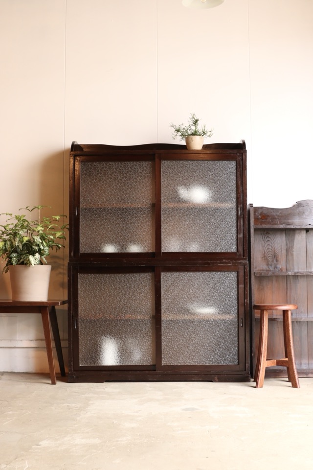 ダイヤガラスの引戸棚