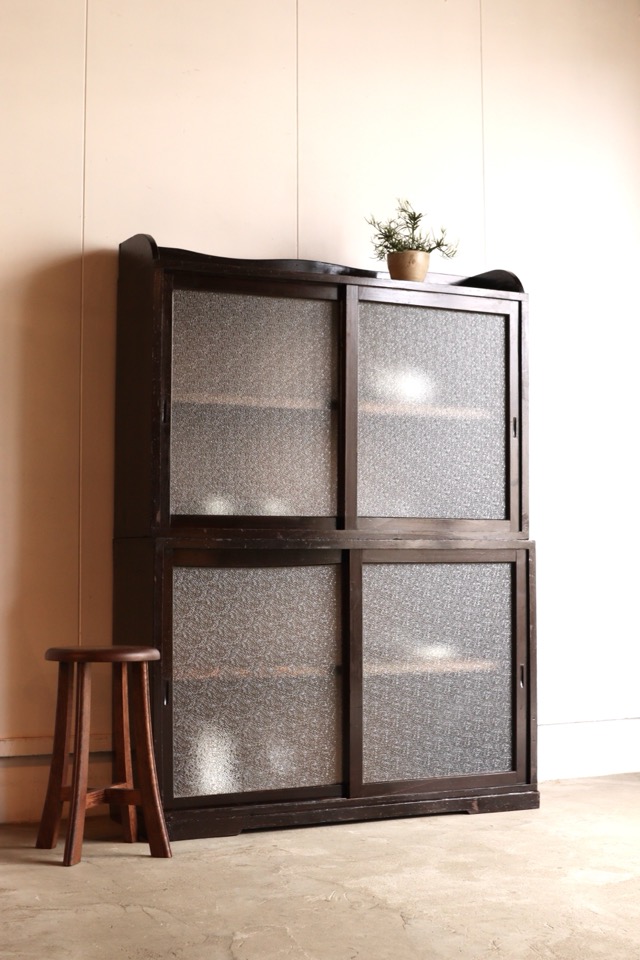 ダイヤガラスの引戸棚