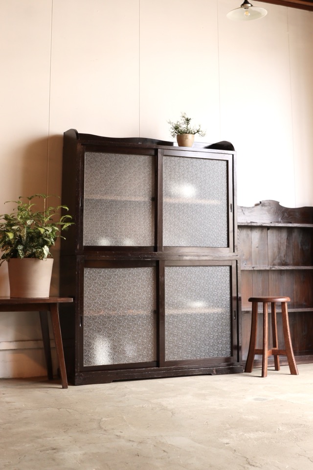 ダイヤガラスの引戸棚