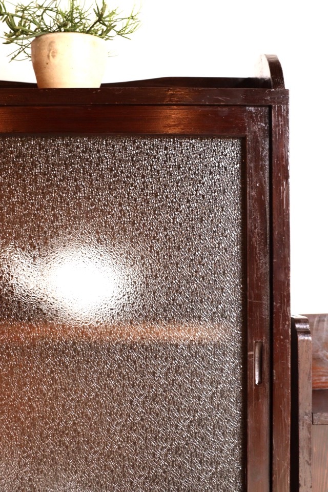 ダイヤガラスの引戸棚