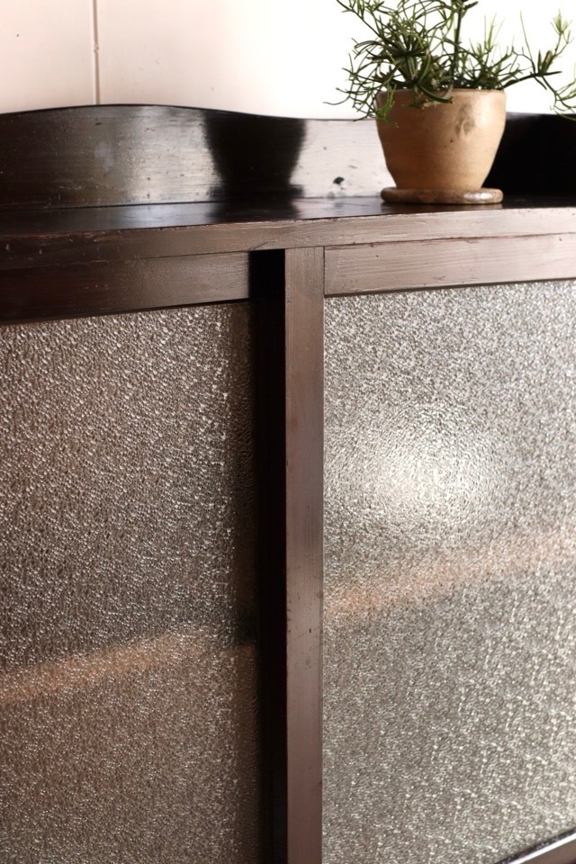 ダイヤガラスの引戸棚