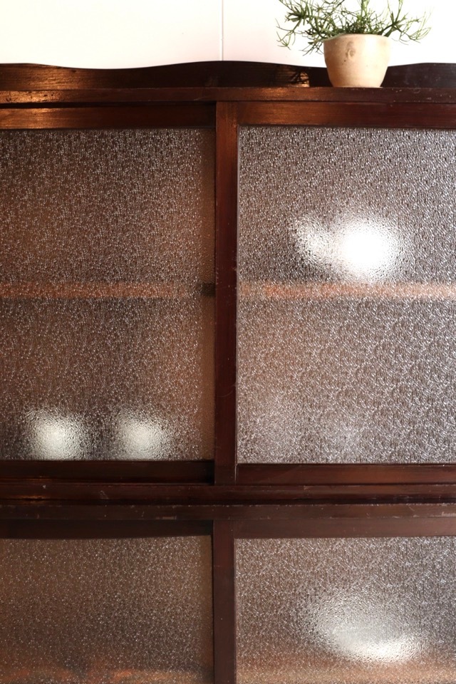 ダイヤガラスの引戸棚