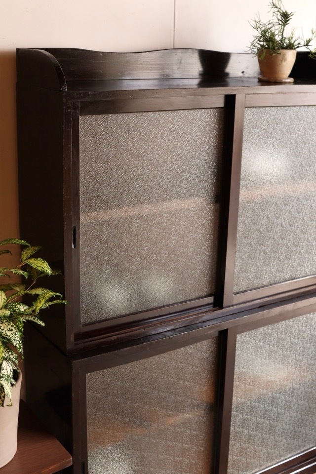 ダイヤガラスの引戸棚