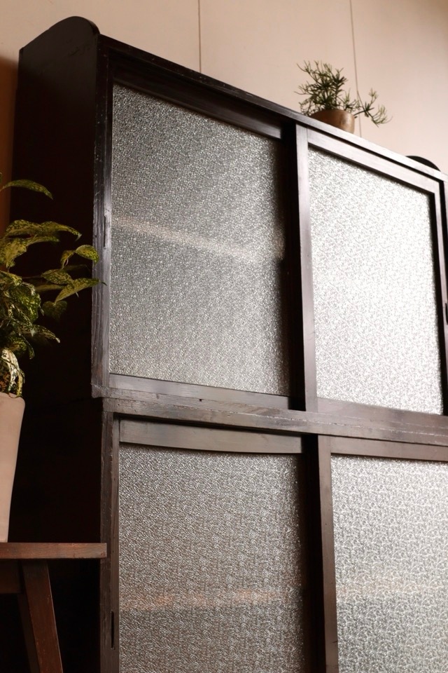 ダイヤガラスの引戸棚