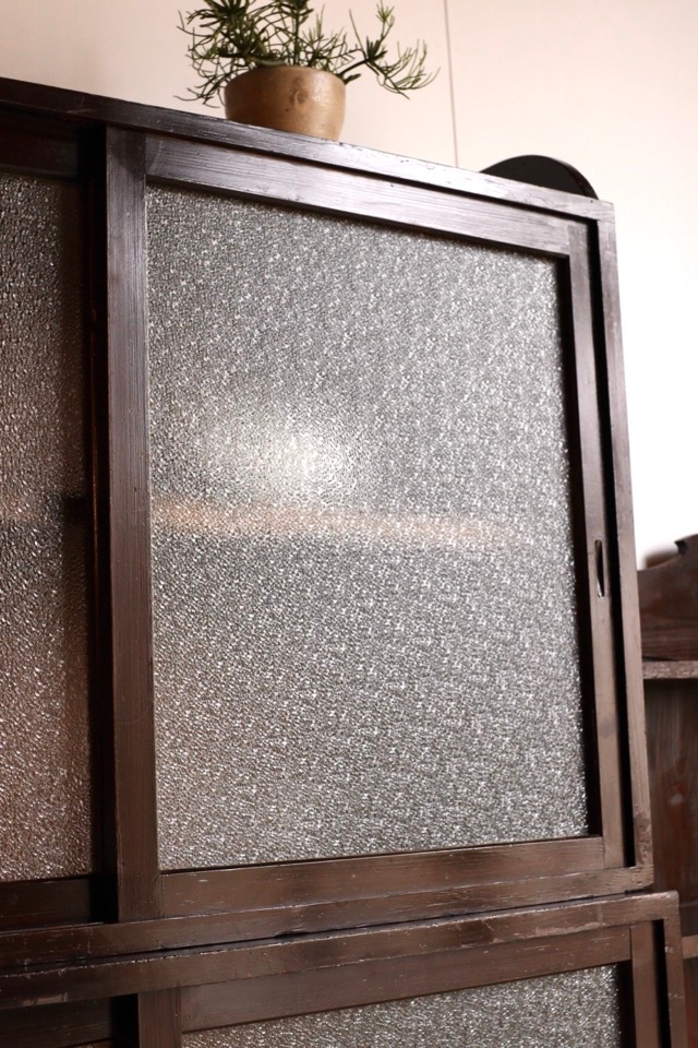 ダイヤガラスの引戸棚