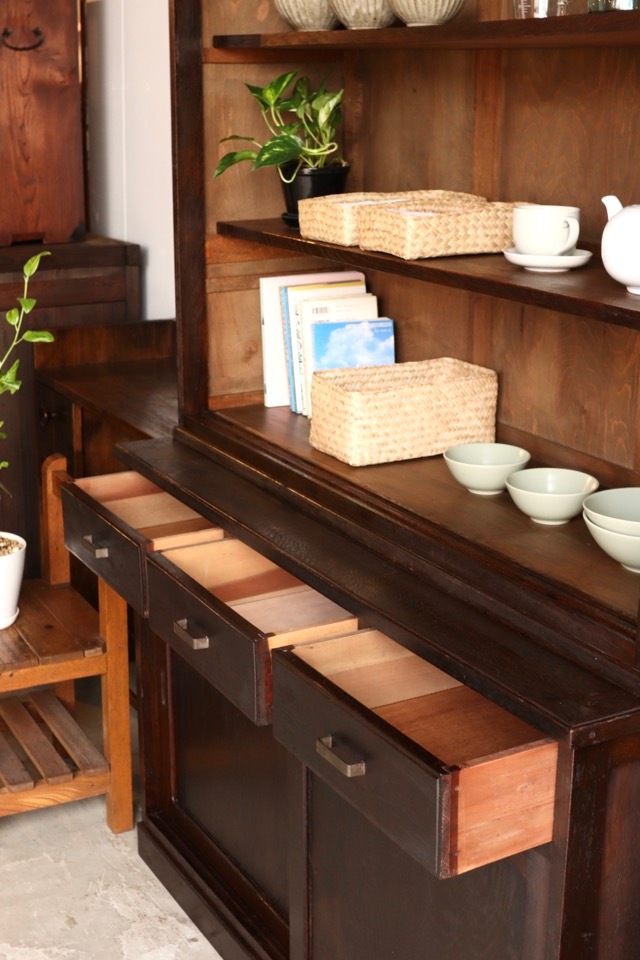 ダイヤガラスの引戸棚