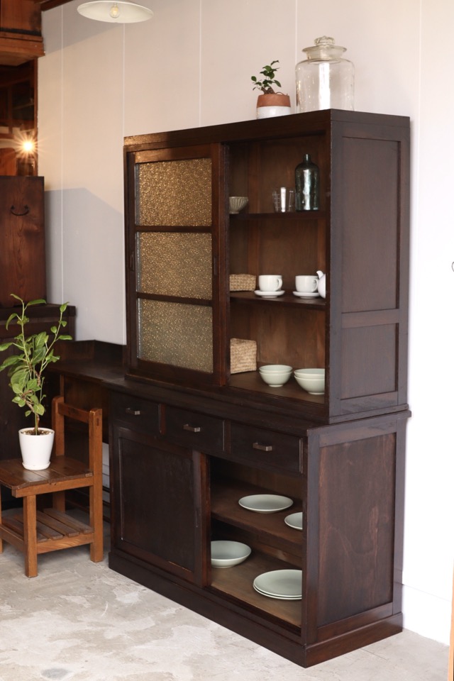 ダイヤガラスの引戸棚