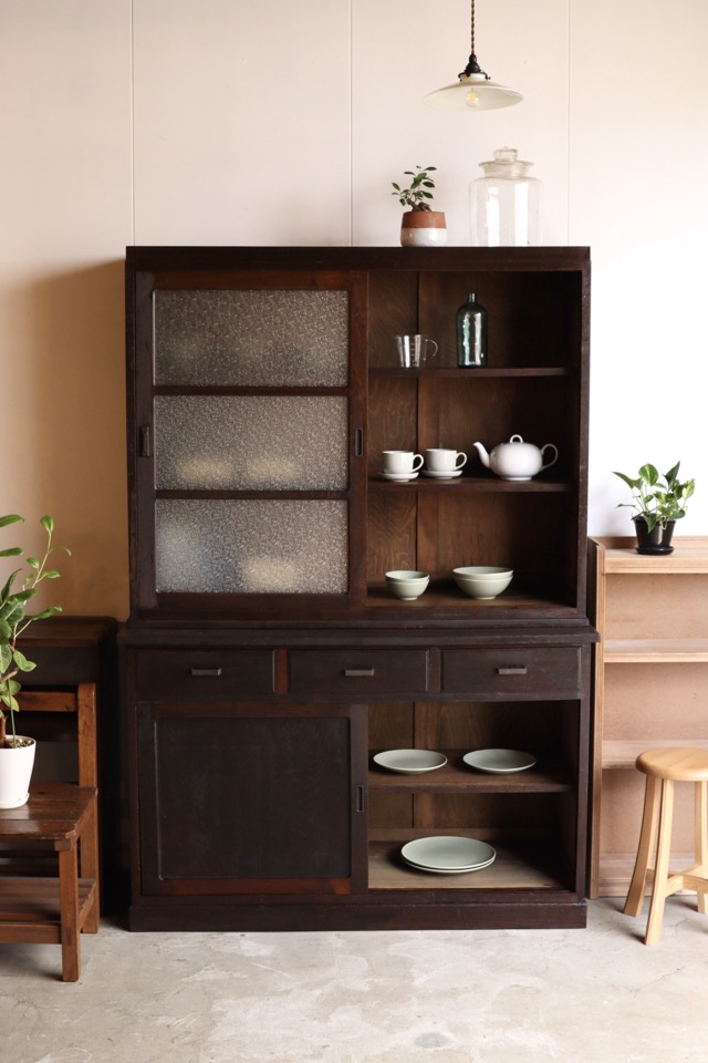 ダイヤガラスの引戸棚