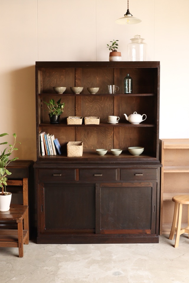 ダイヤガラスの引戸棚