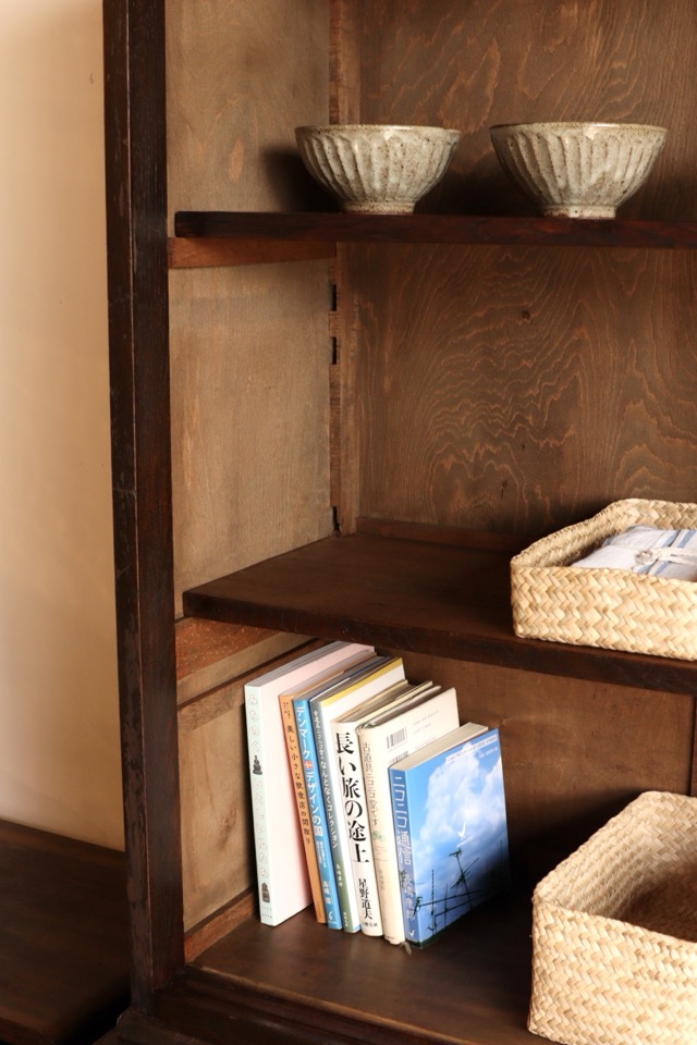 ダイヤガラスの引戸棚