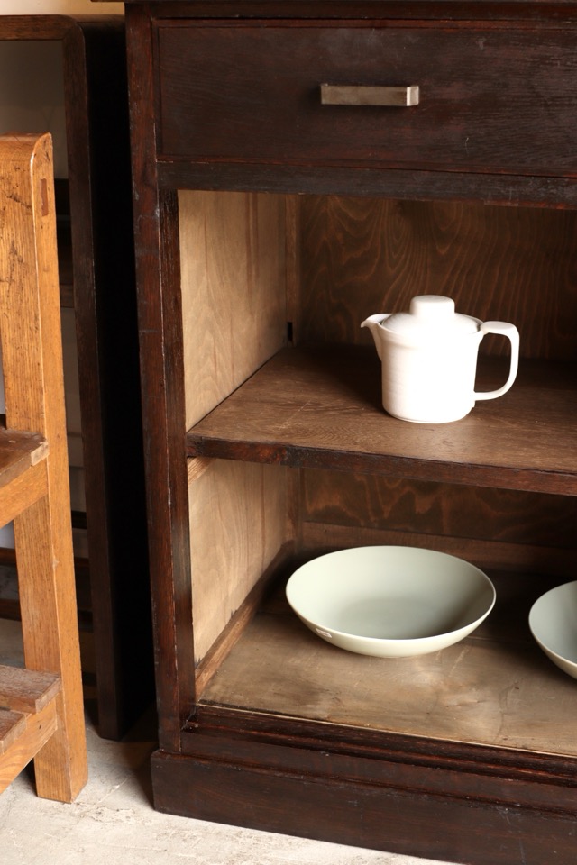 ダイヤガラスの引戸棚