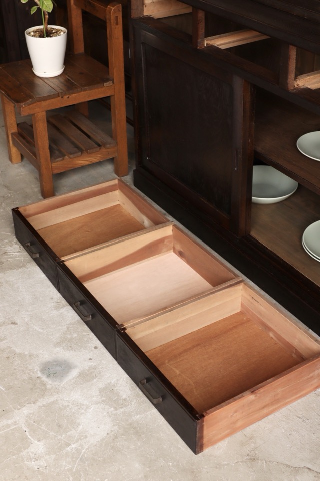 ダイヤガラスの引戸棚