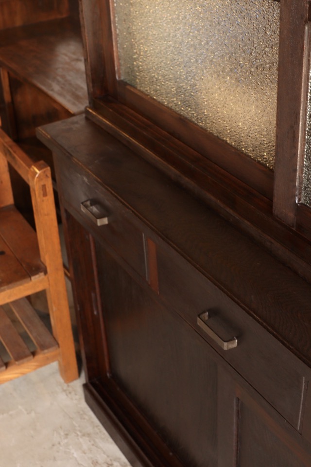 ダイヤガラスの引戸棚