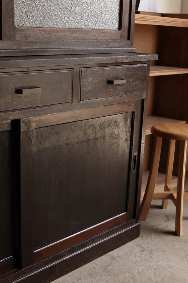 ダイヤガラスの引戸棚