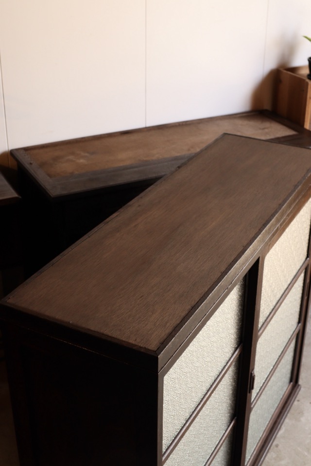 ダイヤガラスの引戸棚