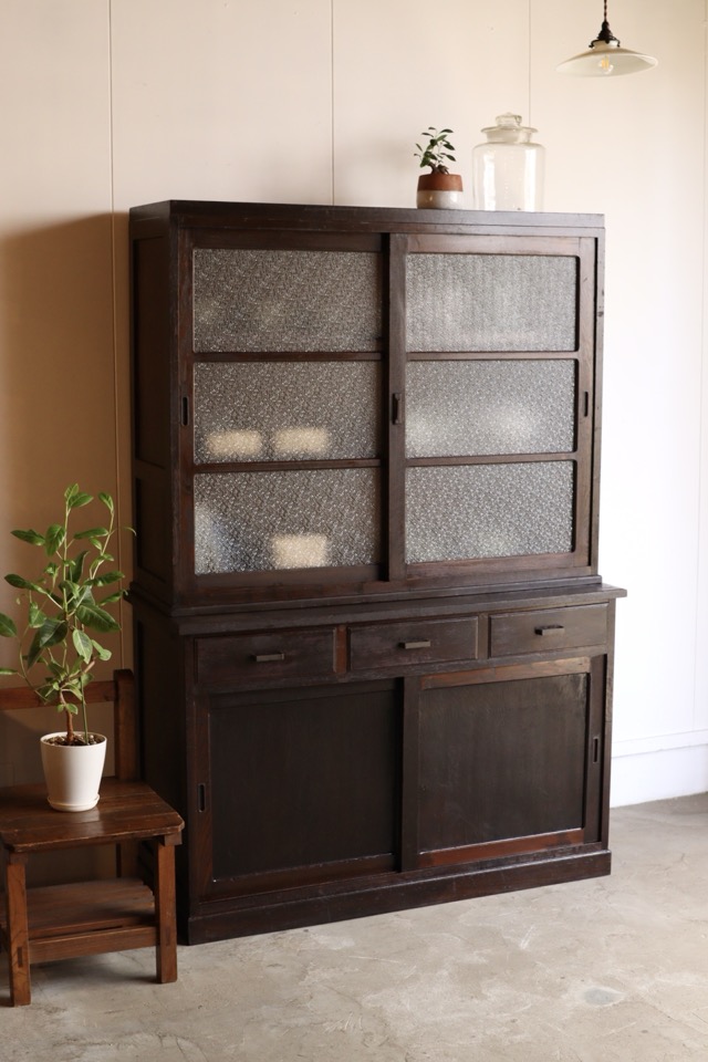 ダイヤガラスの引戸棚