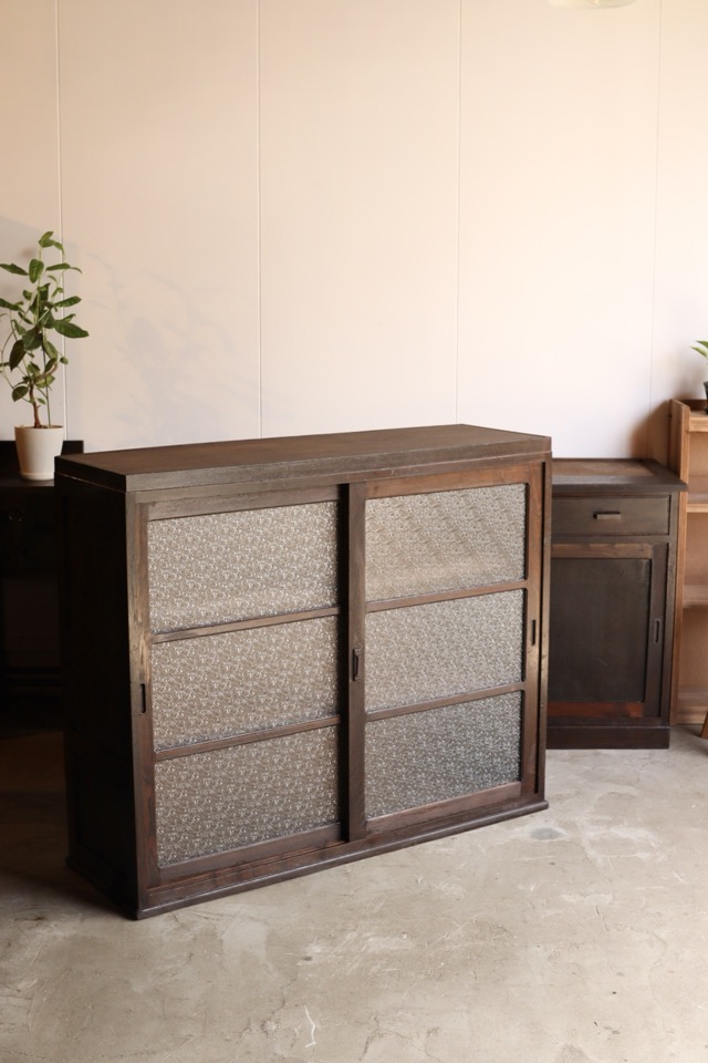 ダイヤガラスの引戸棚