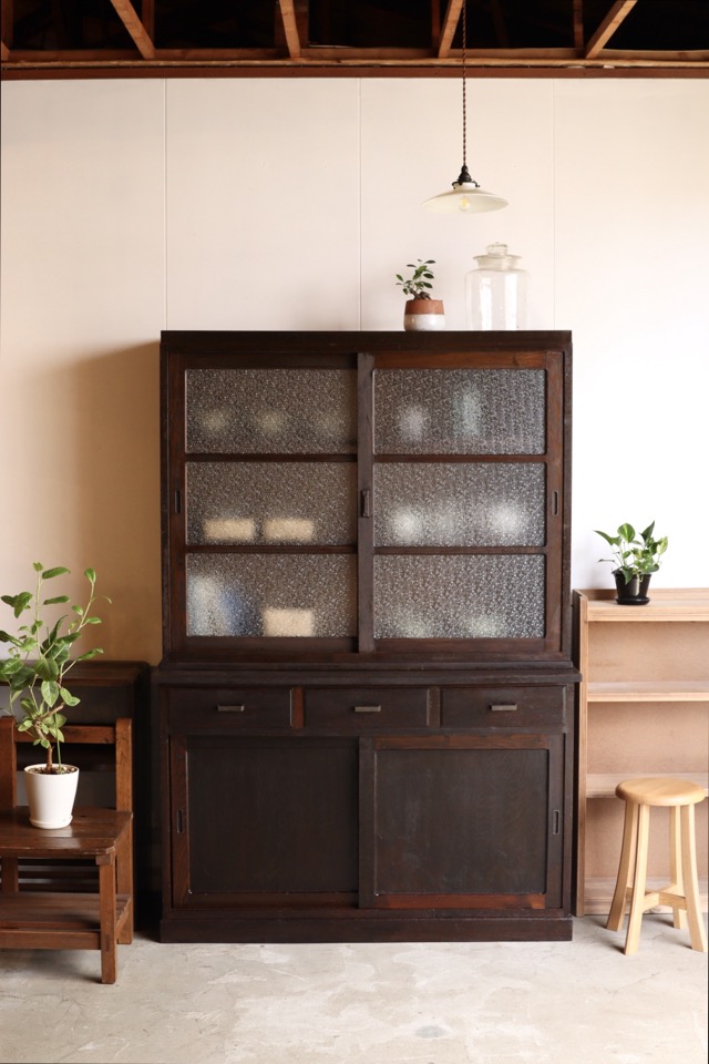 ダイヤガラスの引戸棚