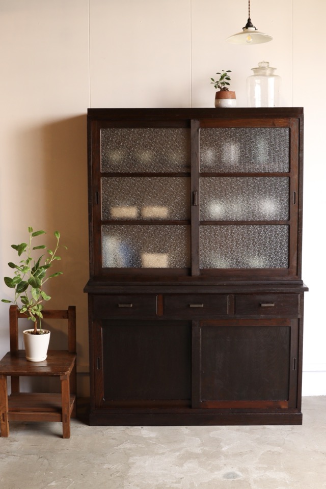 ダイヤガラスの引戸棚