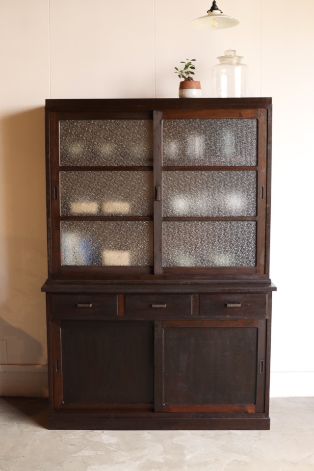 ダイヤガラスの引戸棚