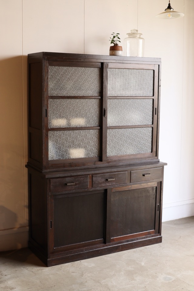 ダイヤガラスの引戸棚