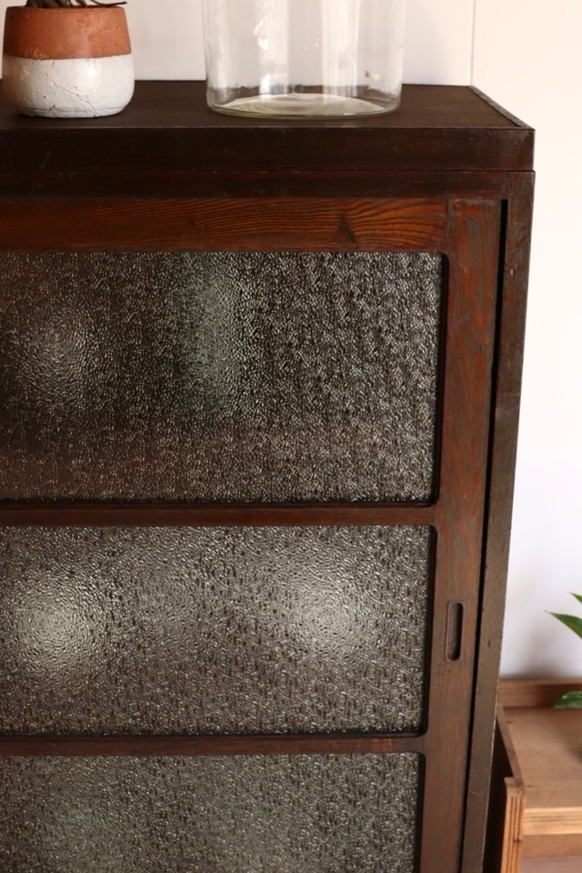 ダイヤガラスの引戸棚