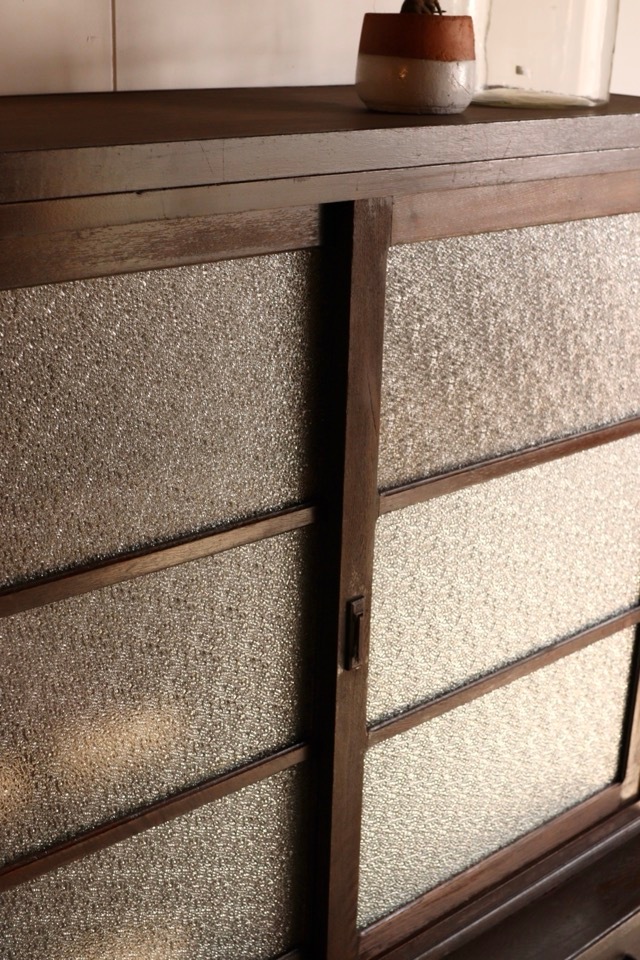 ダイヤガラスの引戸棚